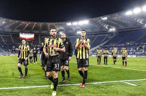 转折点！尼斯远射贴柱；荷甲转会期攻防权衡；气氛紧张；团队化学反应显著 