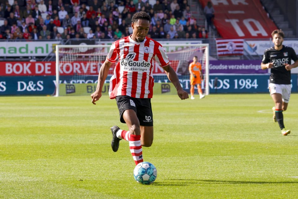 转折点！尼斯远射贴柱；荷甲转会期攻防权衡；气氛紧张；团队化学反应显著 