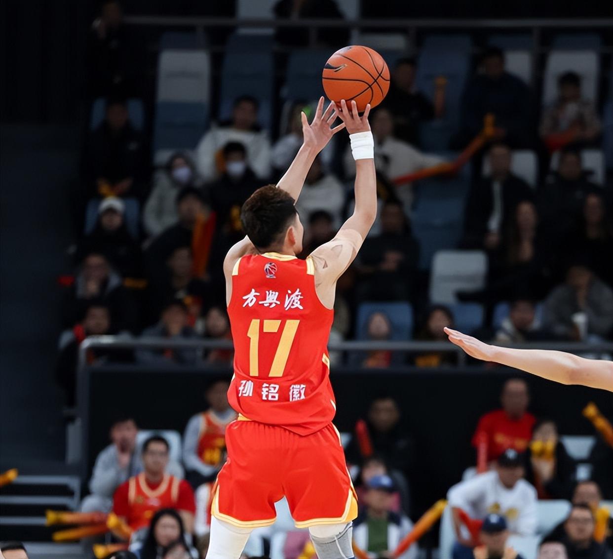 赛地聚焦——荷甲冲刺阶段热度飙升，圣安东尼奥马刺状态回暖，悬念犹存，临场指挥获称赞的简单介绍